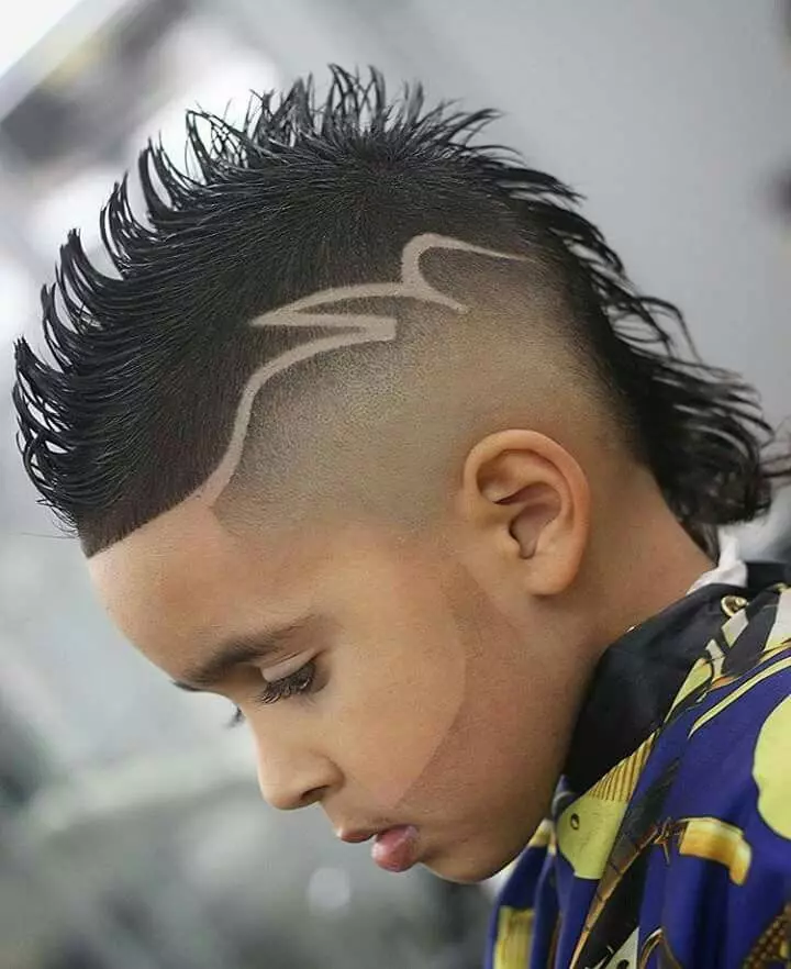 Haircuts for en gutt med et mønster (40 bilder): Barnas frisyrer med mønstre, trendy tegninger på templer 16944_6