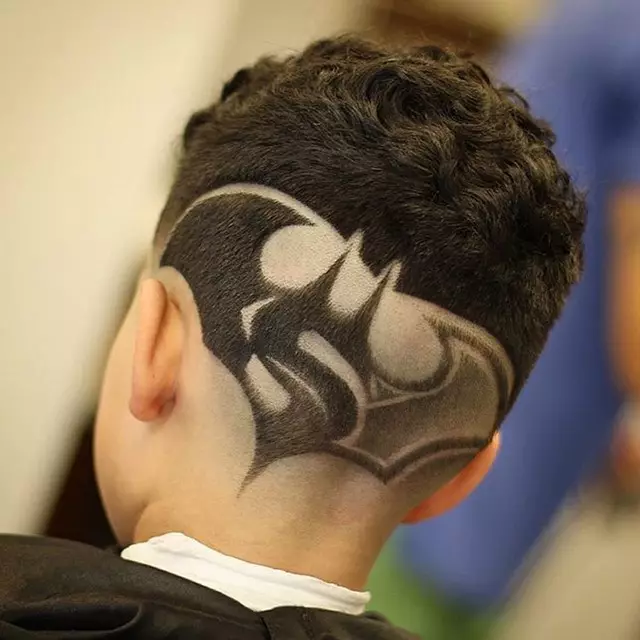 Haircuts egy fiúval (40 fotó): Gyermek frizurák mintákkal, trendi rajzokkal a templomokban 16944_7