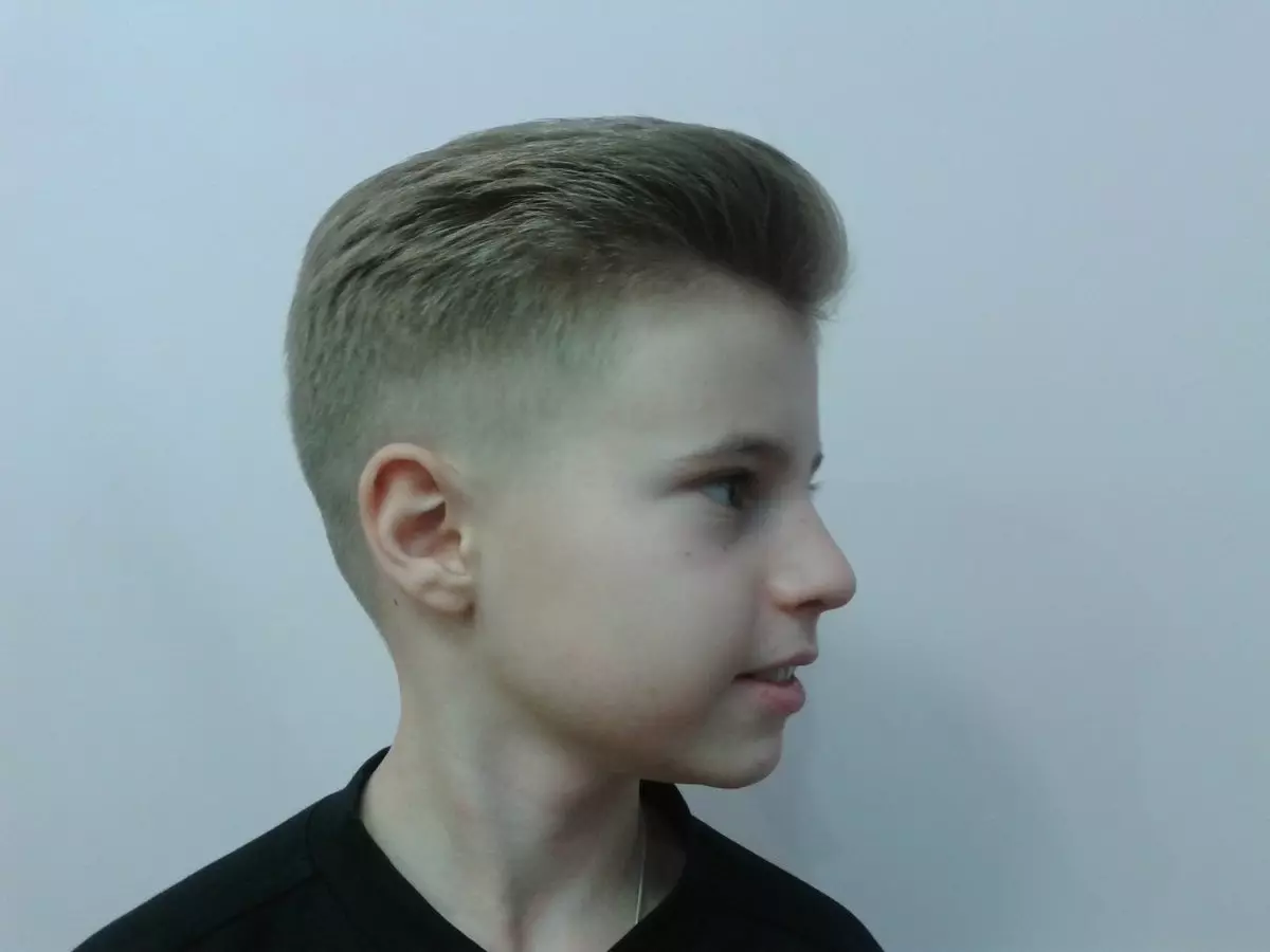 Haircuts a tizenéves fiúkhoz (92 fotók): divatos ifjúsági frizurák a fiatal férfiak számára, vicces lehetőségek, legjobb modell stílusos hajvágások 16945_13