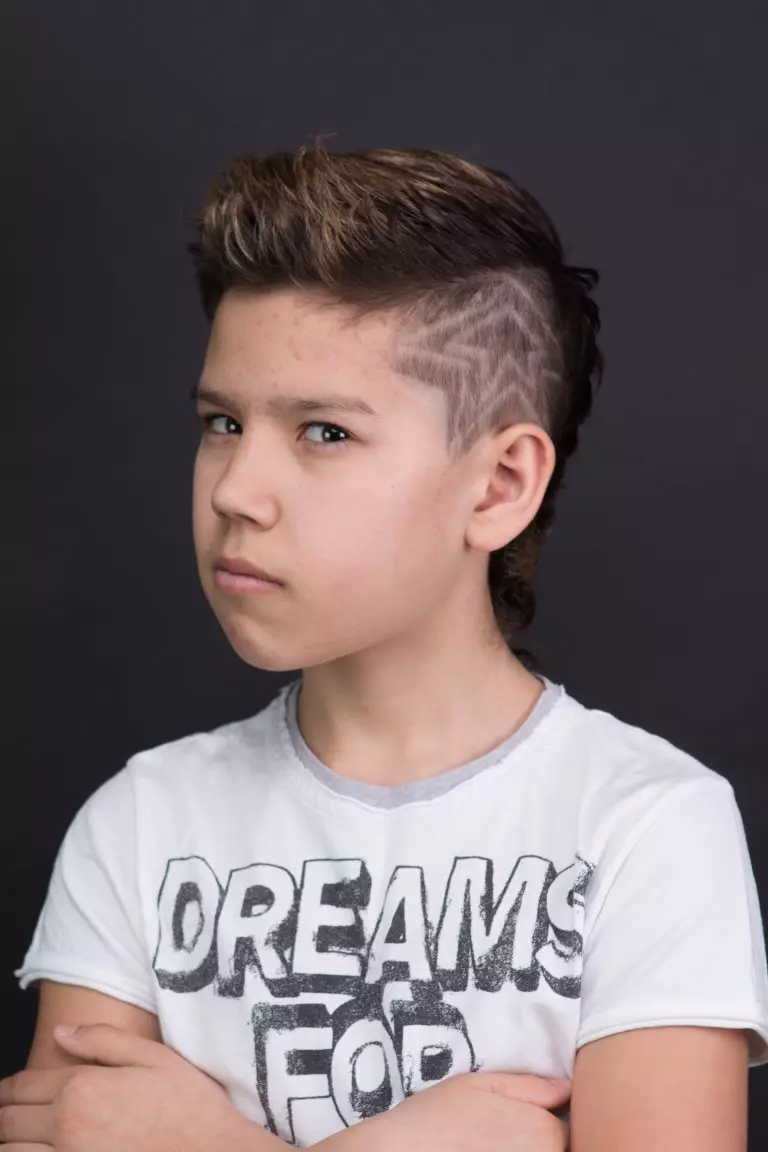 Haircuts a tizenéves fiúkhoz (92 fotók): divatos ifjúsági frizurák a fiatal férfiak számára, vicces lehetőségek, legjobb modell stílusos hajvágások 16945_14
