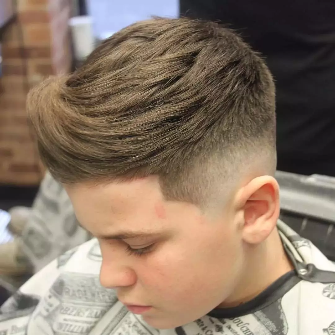 Haircuts a tizenéves fiúkhoz (92 fotók): divatos ifjúsági frizurák a fiatal férfiak számára, vicces lehetőségek, legjobb modell stílusos hajvágások 16945_15