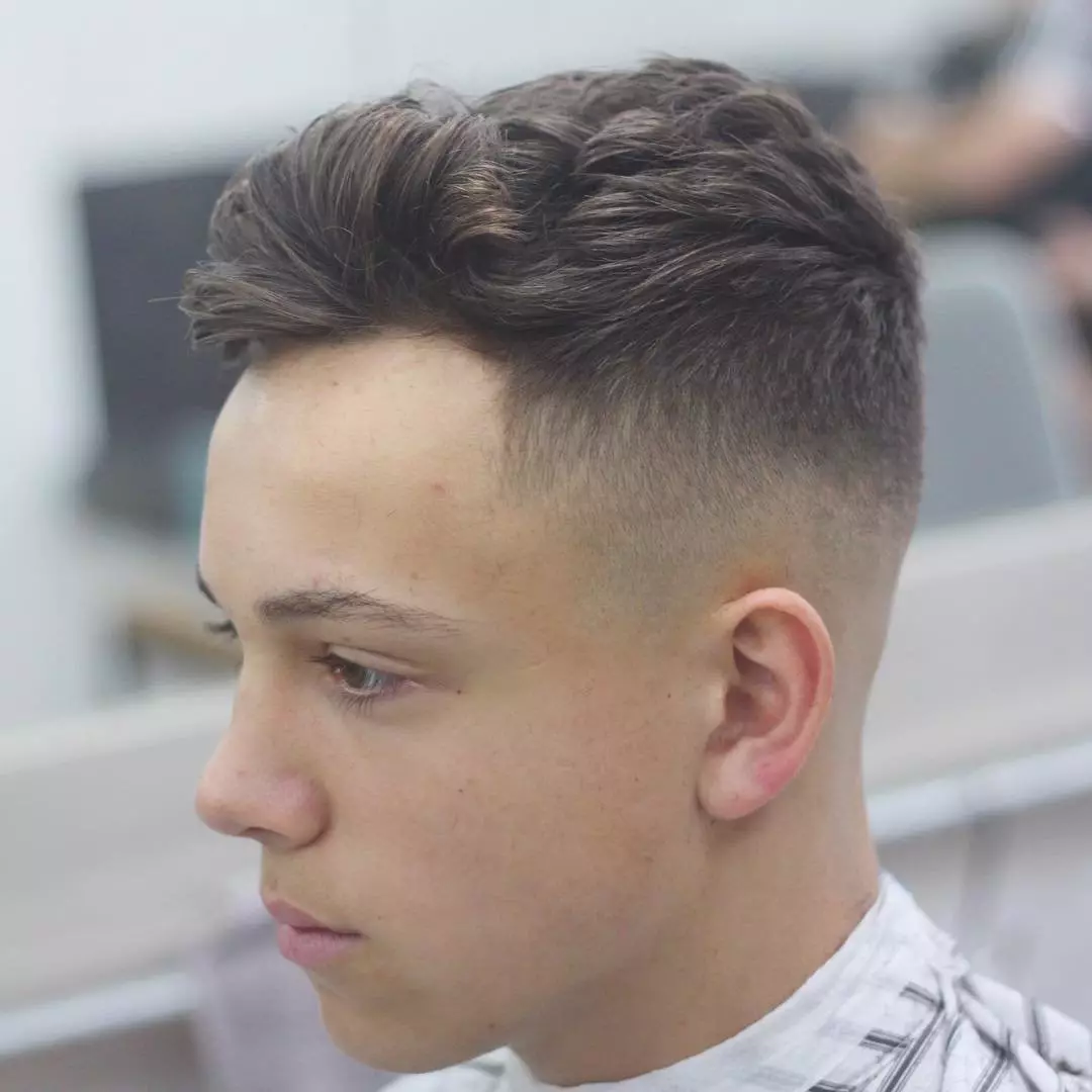 Haircuts a tizenéves fiúkhoz (92 fotók): divatos ifjúsági frizurák a fiatal férfiak számára, vicces lehetőségek, legjobb modell stílusos hajvágások 16945_20