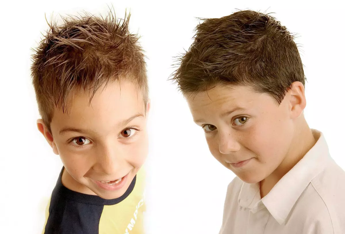 Haircuts a tizenéves fiúkhoz (92 fotók): divatos ifjúsági frizurák a fiatal férfiak számára, vicces lehetőségek, legjobb modell stílusos hajvágások 16945_28