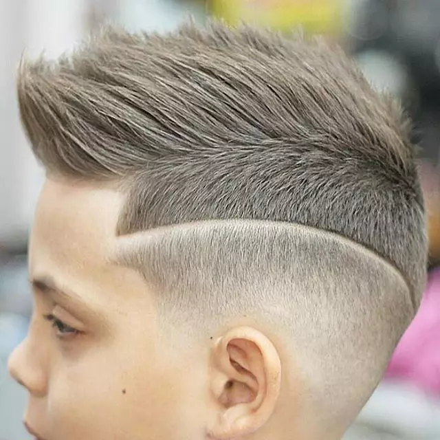 Haircuts a tizenéves fiúkhoz (92 fotók): divatos ifjúsági frizurák a fiatal férfiak számára, vicces lehetőségek, legjobb modell stílusos hajvágások 16945_60