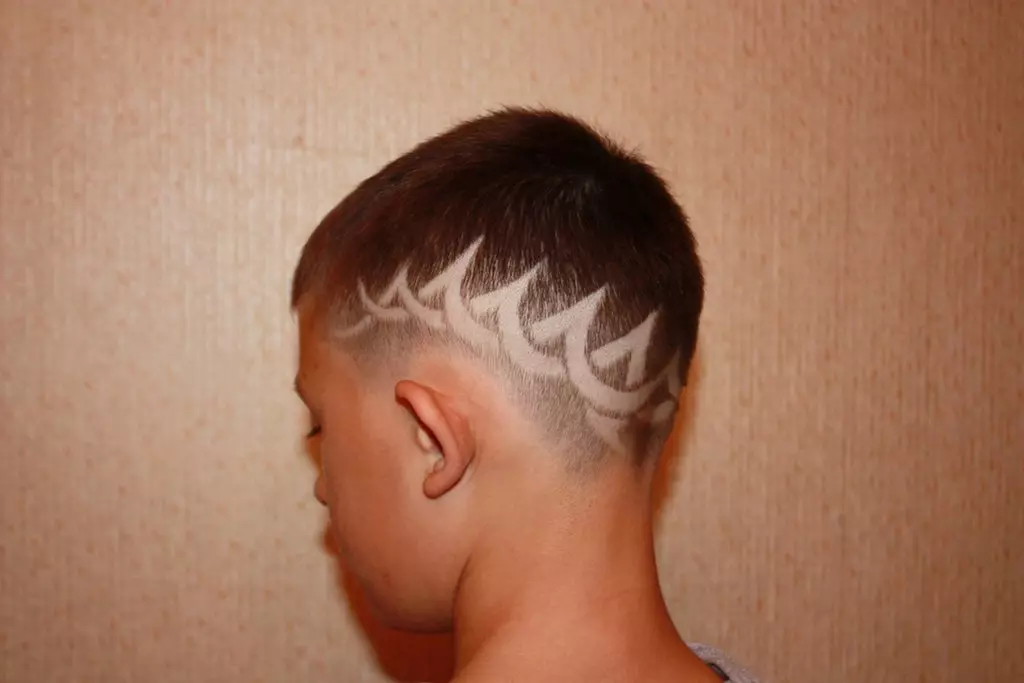 Haircuts a tizenéves fiúkhoz (92 fotók): divatos ifjúsági frizurák a fiatal férfiak számára, vicces lehetőségek, legjobb modell stílusos hajvágások 16945_69