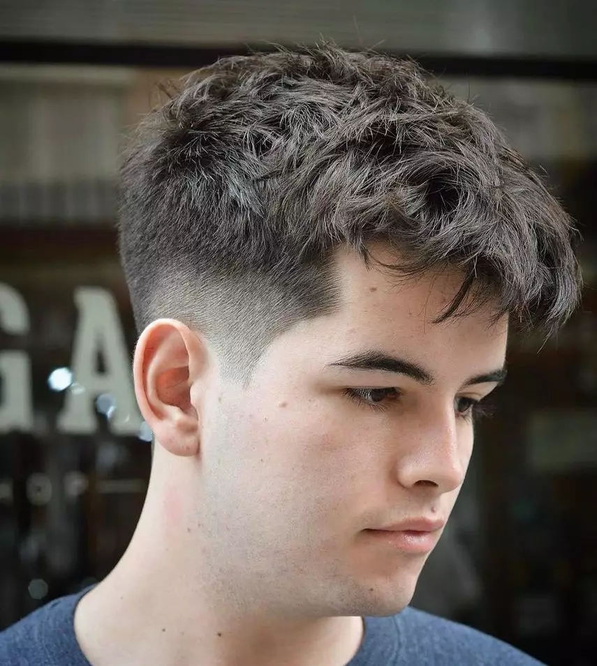 Haircuts a tizenéves fiúkhoz (92 fotók): divatos ifjúsági frizurák a fiatal férfiak számára, vicces lehetőségek, legjobb modell stílusos hajvágások 16945_76