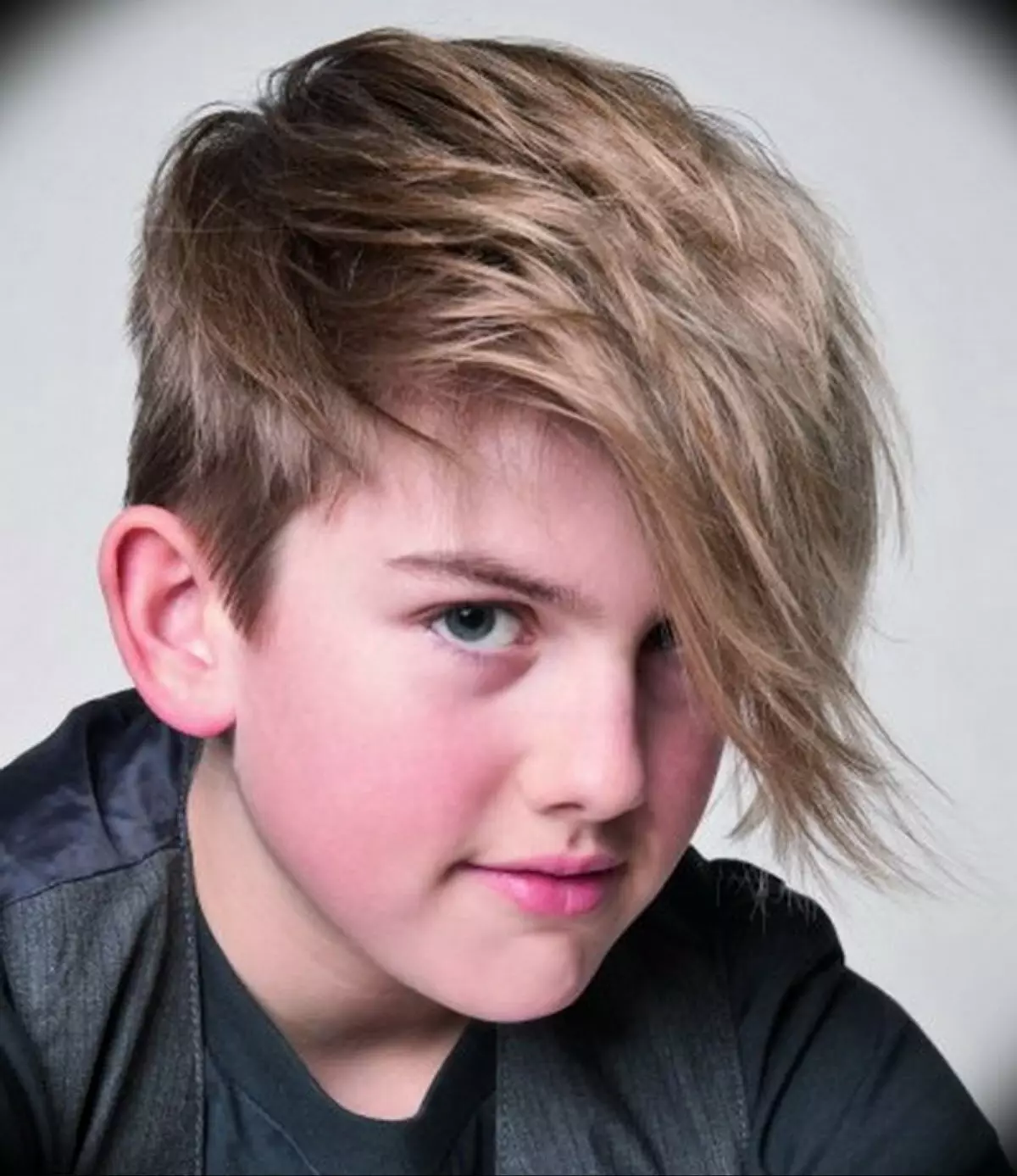Haircuts a tizenéves fiúkhoz (92 fotók): divatos ifjúsági frizurák a fiatal férfiak számára, vicces lehetőségek, legjobb modell stílusos hajvágások 16945_83