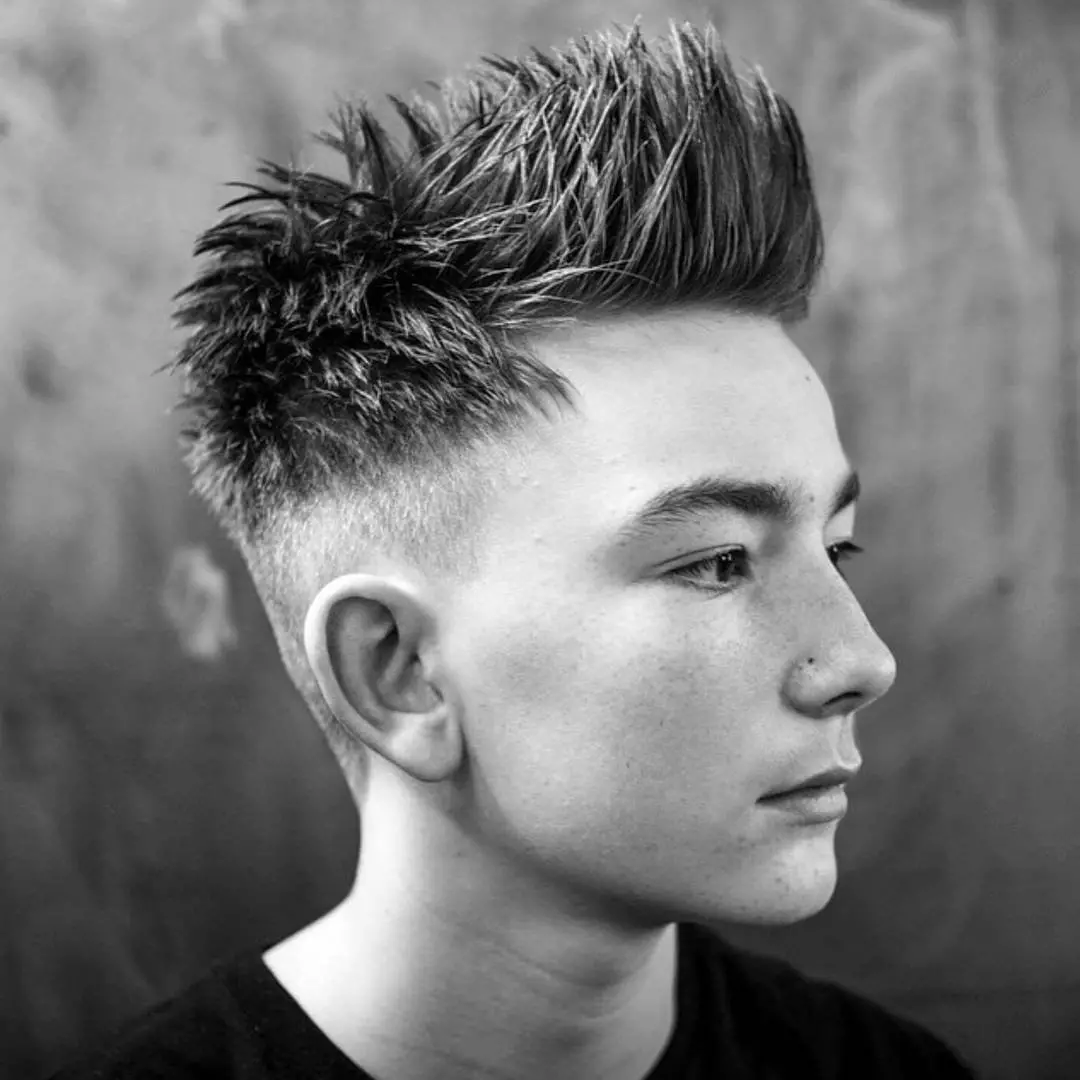 Haircuts a tizenéves fiúkhoz (92 fotók): divatos ifjúsági frizurák a fiatal férfiak számára, vicces lehetőségek, legjobb modell stílusos hajvágások 16945_9