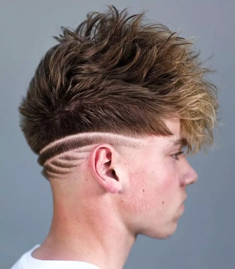 டீனேஜ் பாய்ஸ் நீண்ட பங்களிப்புகள் கொண்ட Haircuts: தோழர்களே bangs கொண்டு நாகரீக சிகை அலங்காரங்கள், இளம் ஆண்கள் எளிய நீட்டிக்கப்பட்ட haircuts 16949_35