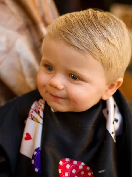 Haircuts kisfiúk (43 fotók): frizurák gyerekeknek 2 év, trendi baba frizurák egy éves fiú 16950_10