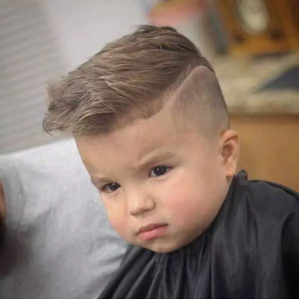 Frizure malih dječaka (43 fotografije): frizure za djecu 2 godine, trendy baby frizure za godinu dana starog dječaka 16950_14