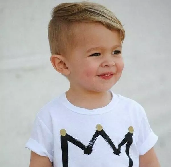 Haircuts kisfiúk (43 fotók): frizurák gyerekeknek 2 év, trendi baba frizurák egy éves fiú 16950_20