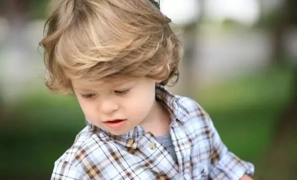 Haircuts kisfiúk (43 fotók): frizurák gyerekeknek 2 év, trendi baba frizurák egy éves fiú 16950_33