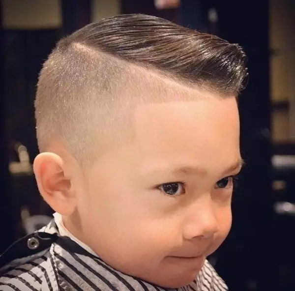 Haircuts kisfiúk (43 fotók): frizurák gyerekeknek 2 év, trendi baba frizurák egy éves fiú 16950_35