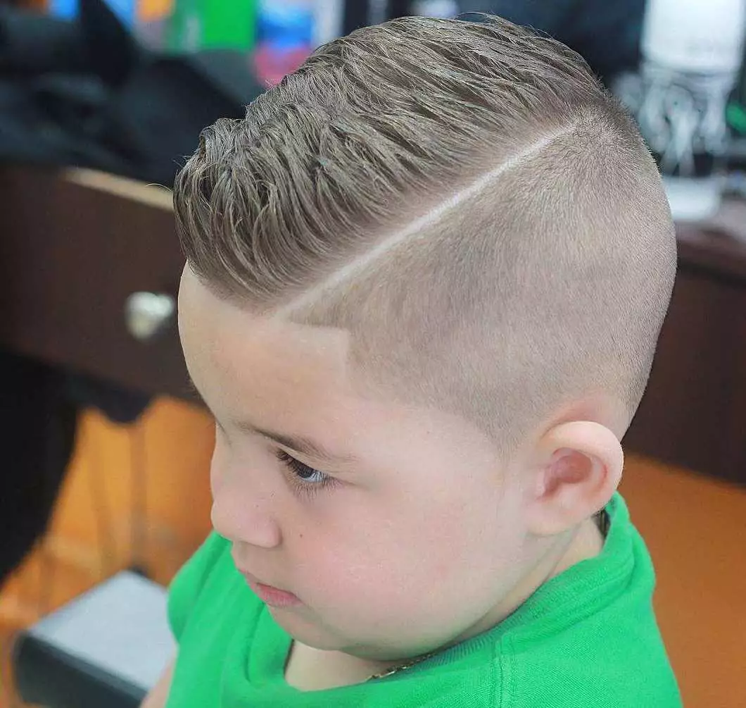 Haircuts of Boys Boys (43 sary): taovolony ho an'ny ankizy 2 taona, fomba fiasa tsy misy zazakely mandritra ny herintaona 16950_36