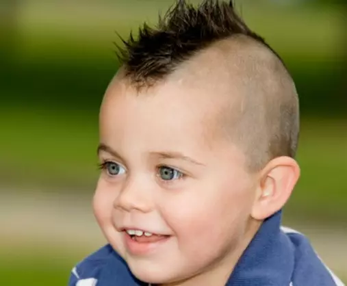 Frizure malih dječaka (43 fotografije): frizure za djecu 2 godine, trendy baby frizure za godinu dana starog dječaka 16950_37