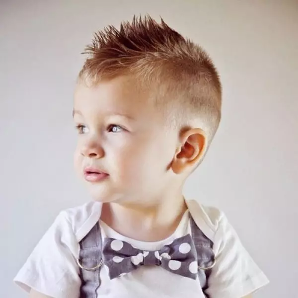 Haircuts kisfiúk (43 fotók): frizurák gyerekeknek 2 év, trendi baba frizurák egy éves fiú 16950_38