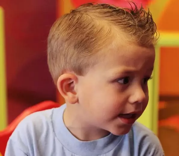 Haircuts kisfiúk (43 fotók): frizurák gyerekeknek 2 év, trendi baba frizurák egy éves fiú 16950_8