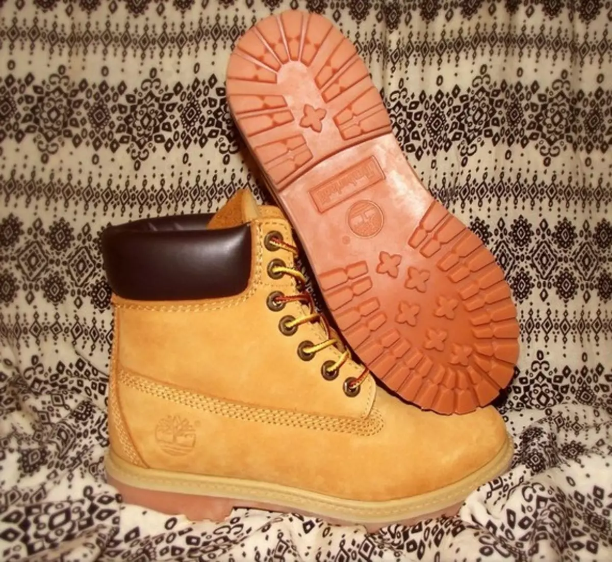 Ženske zimske cipele Timberland (42 fotografije): Prirodne krznene čizme, tople tenisice i druge. Šta zimi nositi svoje djevojke? 1697_12