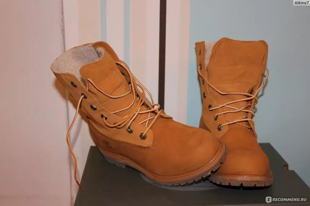 Sieviešu ziemas kurpes Timberland (42 fotogrāfijas): dabīgie kažokādas zābaki, silti čības un citi. Ko valkāt savas meitenes ziemā? 1697_16