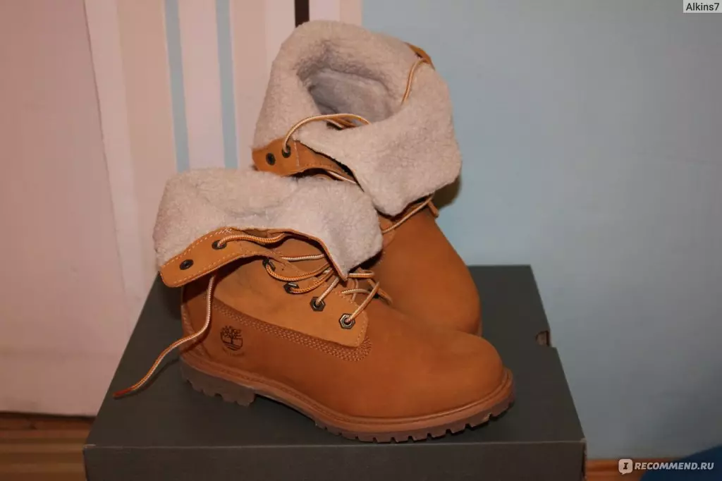 ქალთა ზამთრის ფეხსაცმელი Timberland (42 ფოტო): ბუნებრივი ბეწვის ჩექმები, თბილი sneakers და სხვა. რა უნდა ატაროს მათი გოგონების ზამთარში? 1697_17