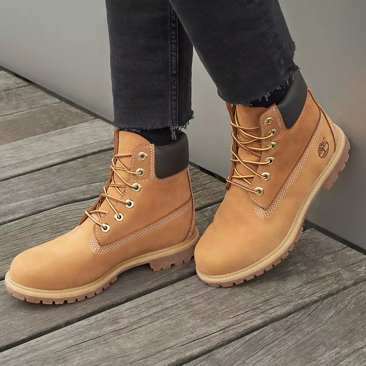 Giày mùa đông của phụ nữ Timberland (42 ảnh): Giày lông tự nhiên, giày thể thao ấm áp và những người khác. Mặc gì cho cô gái của họ vào mùa đông? 1697_21