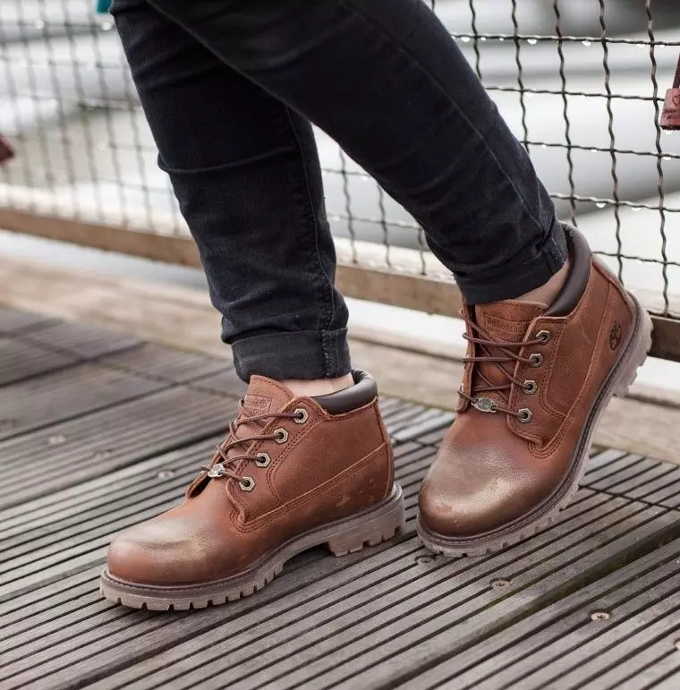 Ženske zimske cipele Timberland (42 fotografije): Prirodne krznene čizme, tople tenisice i druge. Šta zimi nositi svoje djevojke? 1697_23