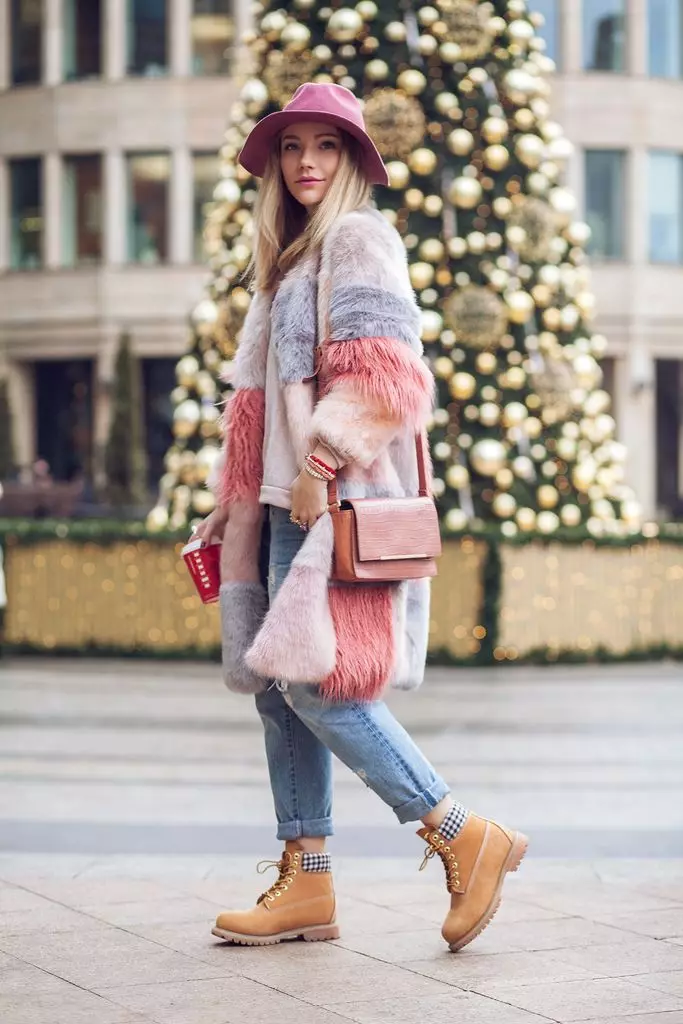 ქალთა ზამთრის ფეხსაცმელი Timberland (42 ფოტო): ბუნებრივი ბეწვის ჩექმები, თბილი sneakers და სხვა. რა უნდა ატაროს მათი გოგონების ზამთარში? 1697_4