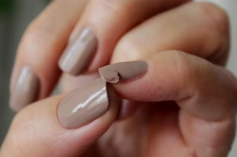 Heeft nagels 'rust' nodig van gelvernis? Hoe vaak kun je een manicure gel lak maken en waarom het onmogelijk is om het te herbouwen? 16982_21