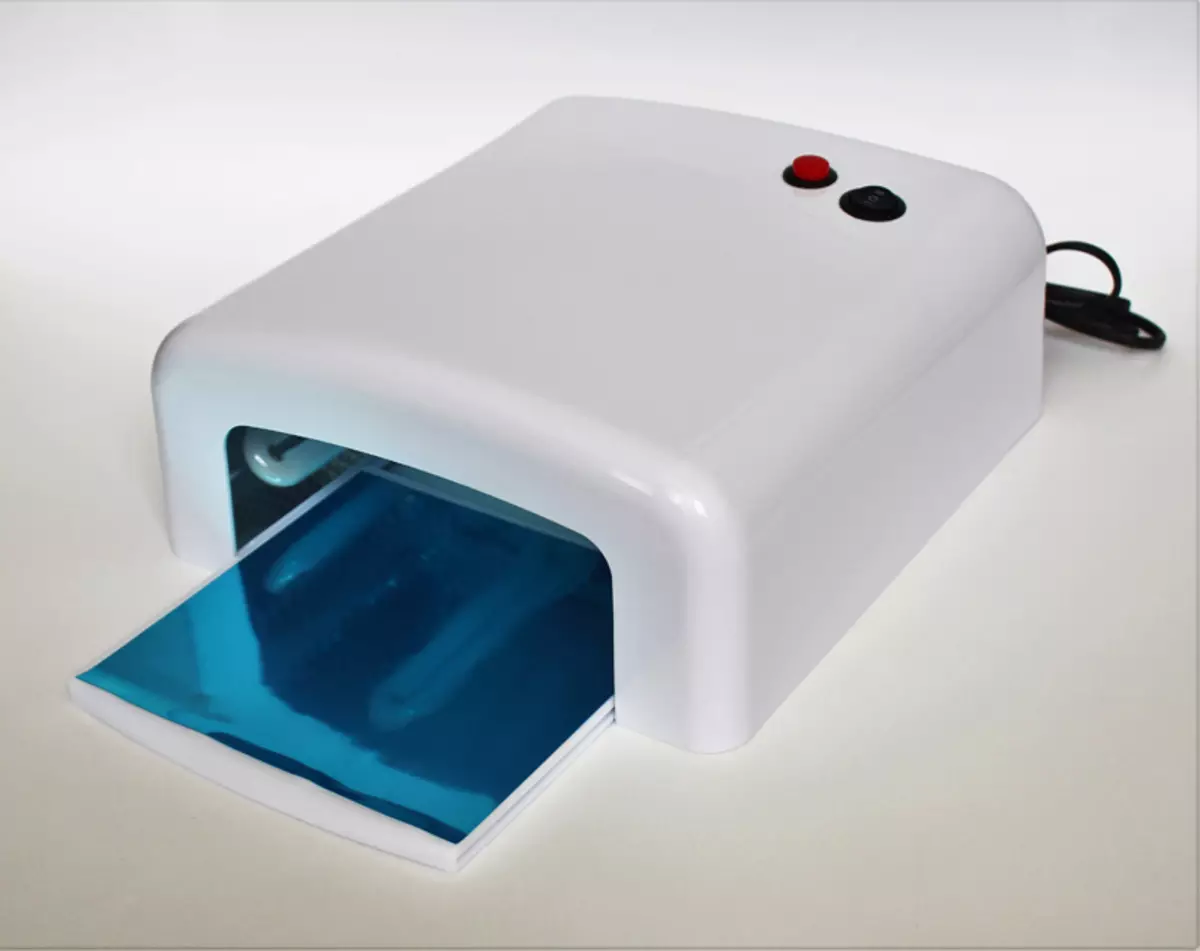 Starter set untuk lacquer gel dengan lampu: apa yang ditetapkan untuk manikur untuk memilih pemula dan fitur lampu UV untuk memerah kuku 16984_15