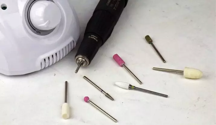 Starter set untuk lacquer gel dengan lampu: apa yang ditetapkan untuk manikur untuk memilih pemula dan fitur lampu UV untuk memerah kuku 16984_18