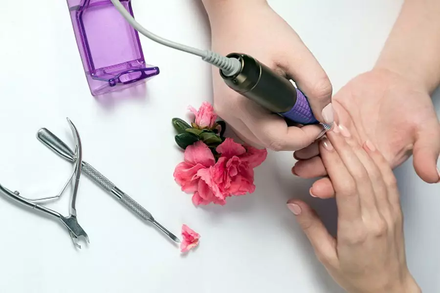 Manucure Shellac (64 photos): Qu'est-ce que c'est? Comment renforcer la poudre acrylique des ongles avant le revêtement? Comment couvrir et faire la correction des ongles? 16993_32