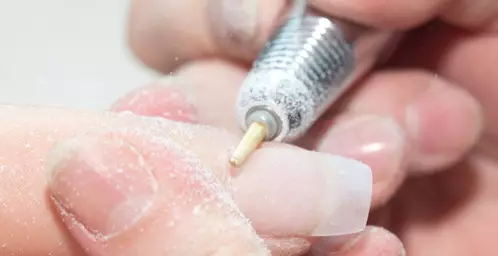 Manicure Shellac (64 Fotos): Was ist das? Wie man das Nagel Acrylpulver vor der Beschichtung verstärkt? Wie decken Sie sich ab und macht Nagelkorrektur? 16993_37