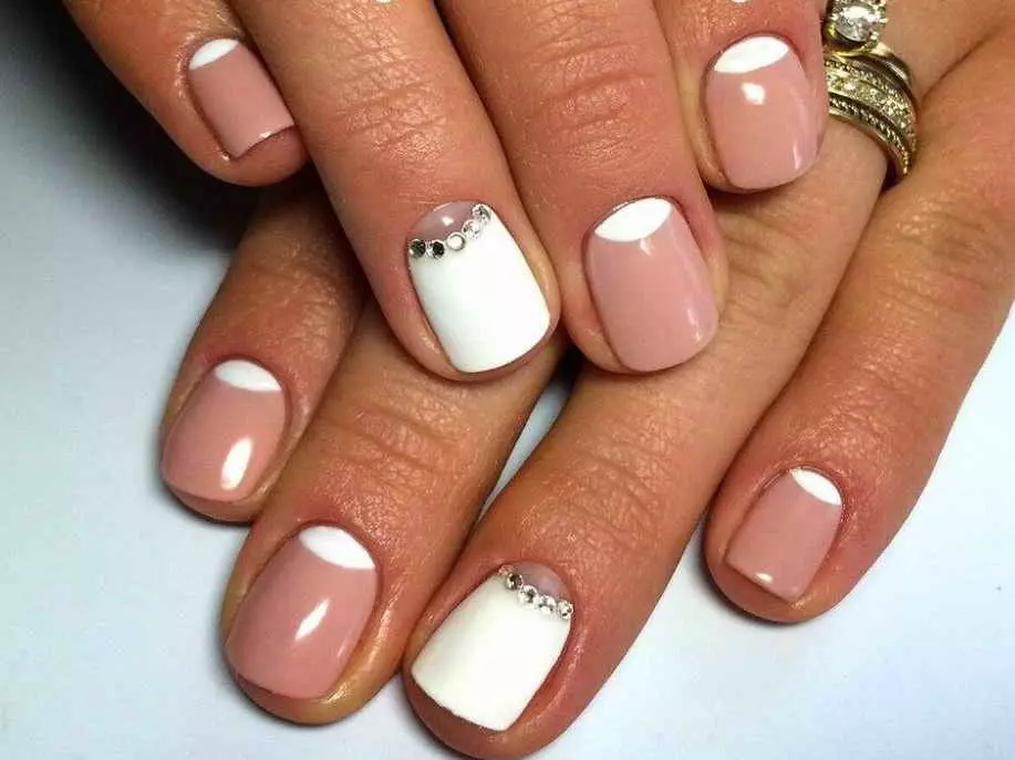 Shellac pane pfupi zvipikiri (86 mafoto): yakanaka zhizha manicure, dhizaini dzidziso uye samples dzepfupi zvipikiri zvipfupi 16997_43