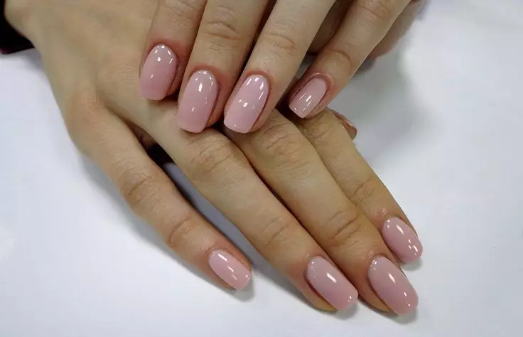 Manikur lembut Shellac (36 foto): nada pastel pada kuku. Beige, pink dan nuansa terang lainnya dalam desain manikur 17002_11