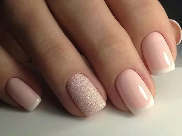 Gentle Manicure Shellac (36 Foto): Nada pastel pada kuku. Beige, merah jambu dan lain-lain warna terang dalam reka bentuk manicure 17002_15