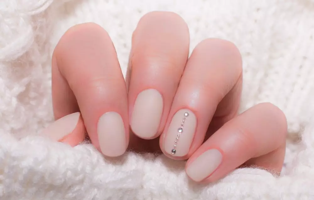 Manicure Manicure Shellac (Picha 36): Tani za Pastel kwenye misumari. Beige, pink na vivuli vingine vyema katika kubuni manicure 17002_16