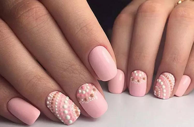 Manikur lembut Shellac (36 foto): nada pastel pada kuku. Beige, pink dan nuansa terang lainnya dalam desain manikur 17002_18