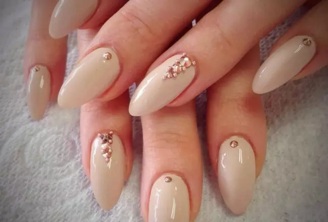 Manicura suave Shellac (36 fotos): tons pastel nas uñas. Beige, Rosa e outros tons brillantes no deseño de manicura 17002_4