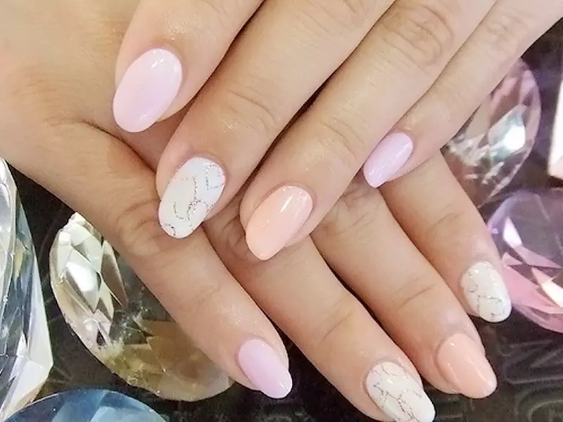 Manicura suave Shellac (36 fotos): tons pastel nas uñas. Beige, Rosa e outros tons brillantes no deseño de manicura 17002_8