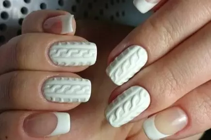 Vit gellack (80 bilder): Manikyr med en genomskinlig beläggning, nageldesign med röd och vit lack 17016_23