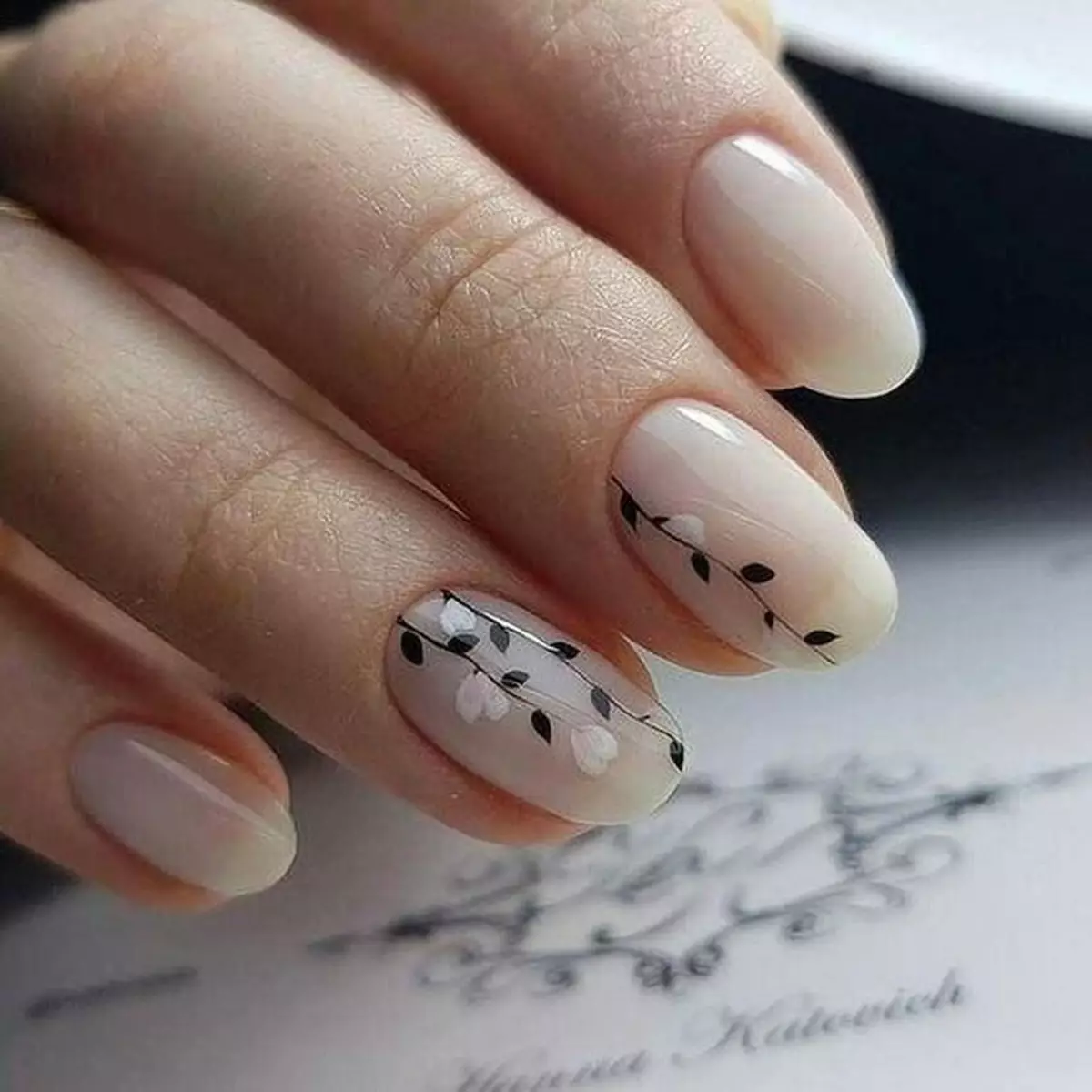 Дизайн белых ногтей с рисунком. Ногти. Веточки на ногтях. Бежевые ногти с веточкой. Маникюр на короткие ногти веточки.