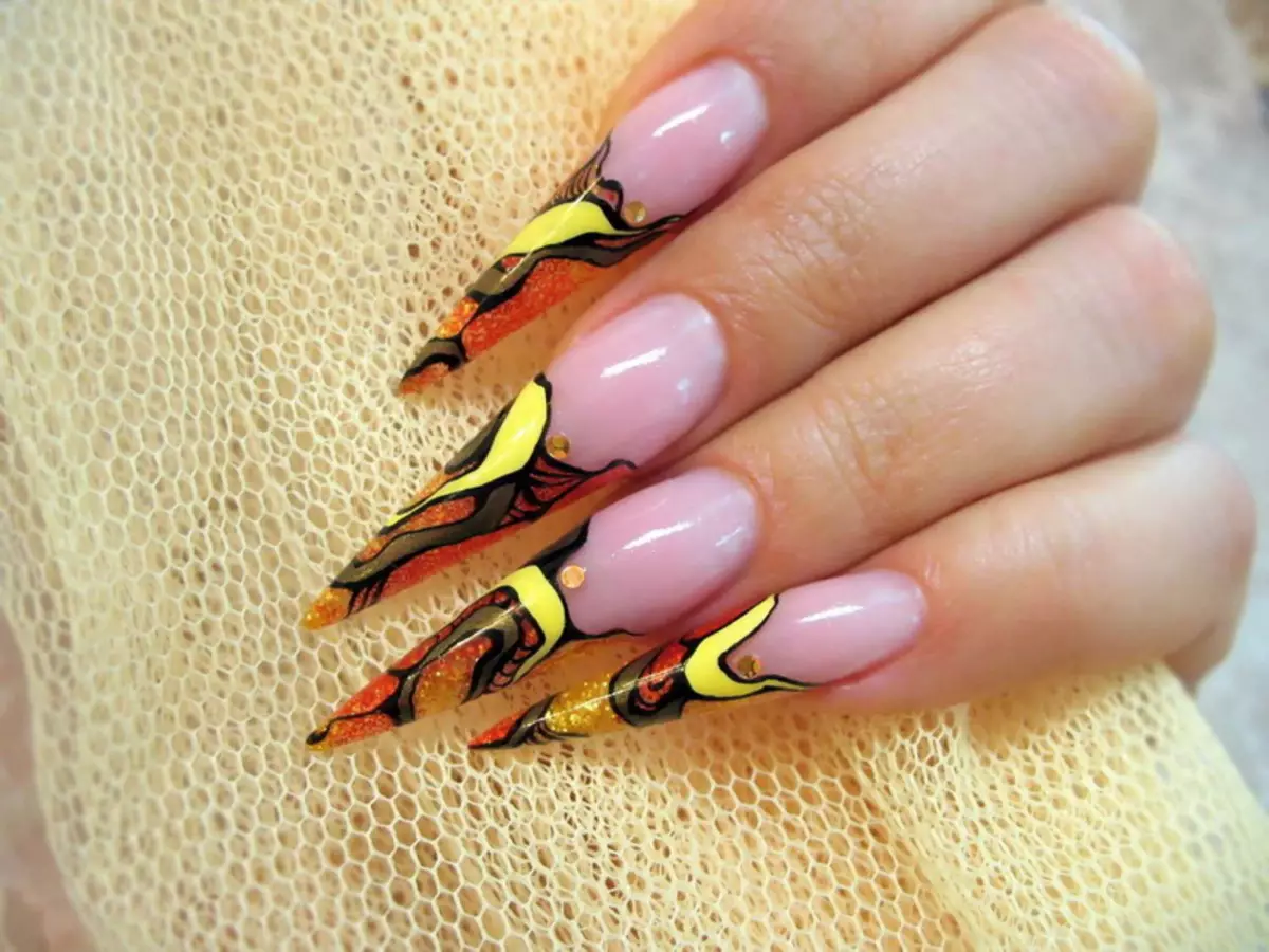 Design för skarpa naglar: nya mönster för spetsiga naglar. Ljusa ritningar för sommaren för akut nagelform med rhinestones och paljetter 17038_10