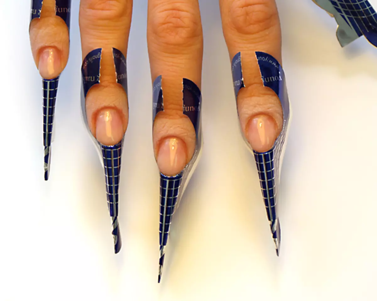 Design för skarpa naglar: nya mönster för spetsiga naglar. Ljusa ritningar för sommaren för akut nagelform med rhinestones och paljetter 17038_11