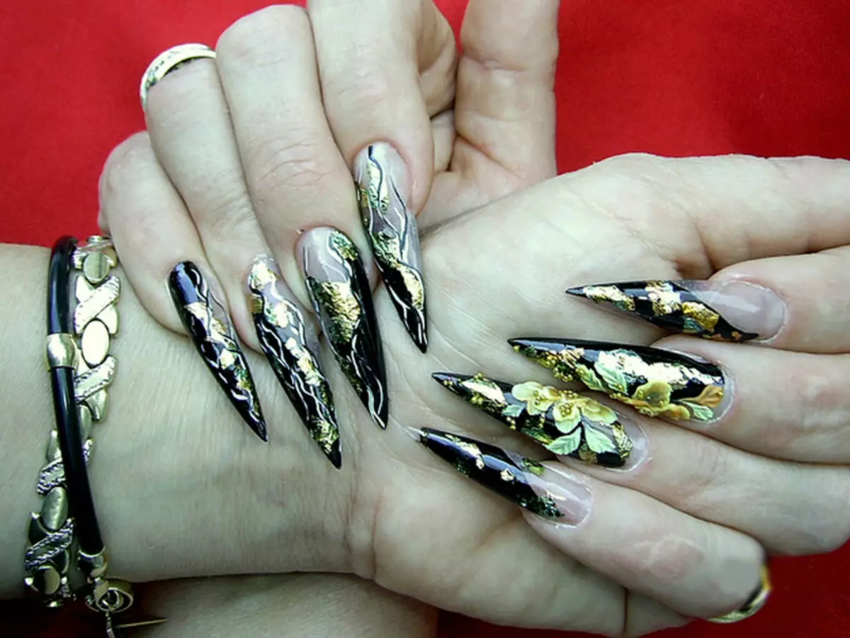 Design för skarpa naglar: nya mönster för spetsiga naglar. Ljusa ritningar för sommaren för akut nagelform med rhinestones och paljetter 17038_15