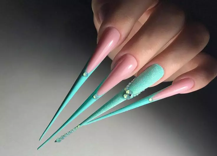 Design för skarpa naglar: nya mönster för spetsiga naglar. Ljusa ritningar för sommaren för akut nagelform med rhinestones och paljetter 17038_24
