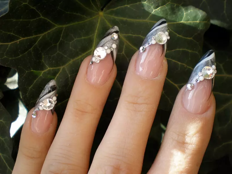 Design för skarpa naglar: nya mönster för spetsiga naglar. Ljusa ritningar för sommaren för akut nagelform med rhinestones och paljetter 17038_28