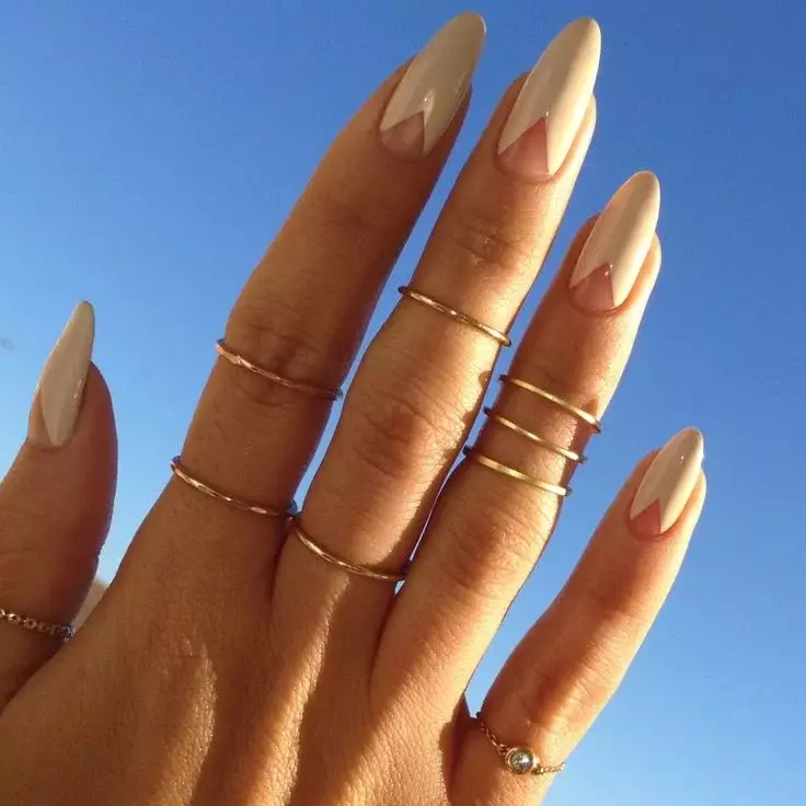 Design för skarpa naglar: nya mönster för spetsiga naglar. Ljusa ritningar för sommaren för akut nagelform med rhinestones och paljetter 17038_36