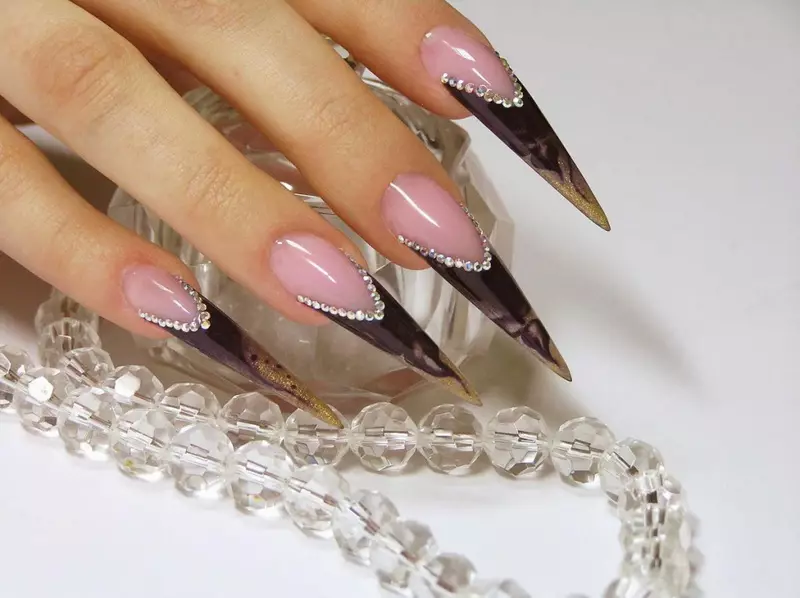 Design för skarpa naglar: nya mönster för spetsiga naglar. Ljusa ritningar för sommaren för akut nagelform med rhinestones och paljetter 17038_5