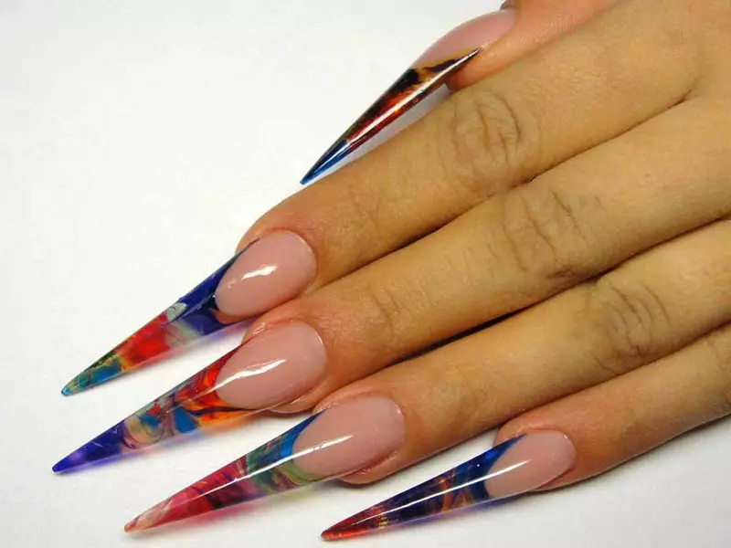 Design för skarpa naglar: nya mönster för spetsiga naglar. Ljusa ritningar för sommaren för akut nagelform med rhinestones och paljetter 17038_54